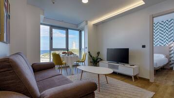 Habitació prèmium, 1 dormitori, cuina, vistes al mar | Caixa forta a l'habitació i planxa i posts de planxar