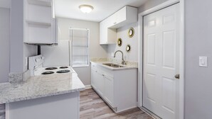 Comfort Bungalow | Private kitchen - Cozy Jacuzzi Home (Tampa)
