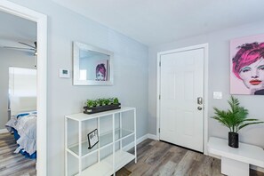 تلفزيون ذكي بحجم 50-بوصة يعرض قنوات تلفزيونية باشتراك مدفوع، تلفزيون