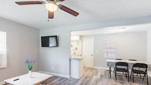 Interior - Cozy Jacuzzi Home (Tampa)