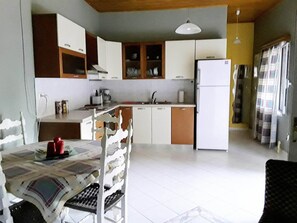 Réfrigérateur, four, cafetière/bouilloire, bouilloire électrique