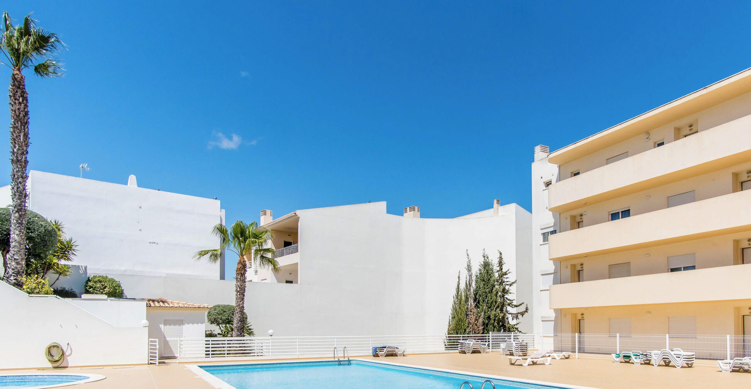 Außenpool, Liegestühle