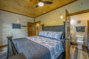 4 bedrooms, iron/ironing board, travel cot, free WiFi - INDOOR Pool! Hot Tub! Firepit! Arcade! Sunset Views! 1 MILE to Pigeon Forge! (Pigeon Forge)