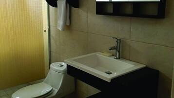 Apartament Comfort | Bany | Dutxa, capçal de dutxa tipus cascada, sabó i xampú
