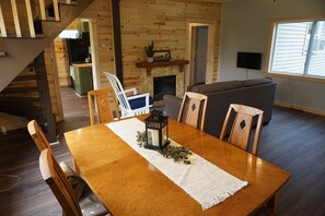Dining - Backyard Trails and Lake Hayward with Canoe! (Hayward)