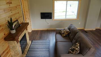 TV connectée, cheminée, livres