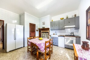 Fridge, microwave, oven, stovetop - Sa Rota de l'Avi - with private swimming pool (Palma)