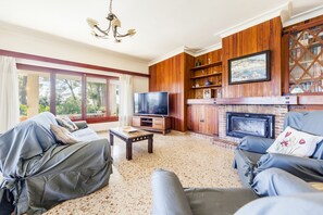 Een televisie en een open haard