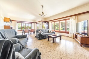 Een televisie en een open haard