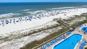 A beach resort with a swimming pool, beach umbrellas, and lounge chairs. - Best Splash Pad in town 2/2 sleeps 8 Phoenix V813 (Orange Beach)