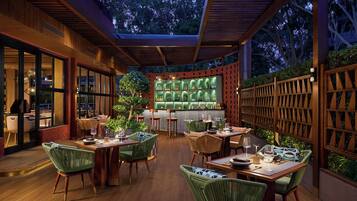 2 restaurants, breakfast served