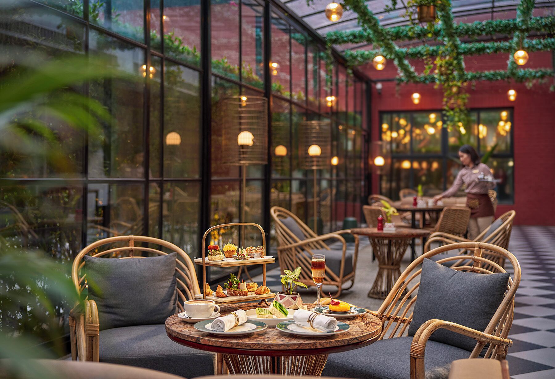 2 restaurants; breakfast, lunch, dinner and brunch served 