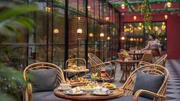 2 restaurants; breakfast, lunch, dinner and brunch served