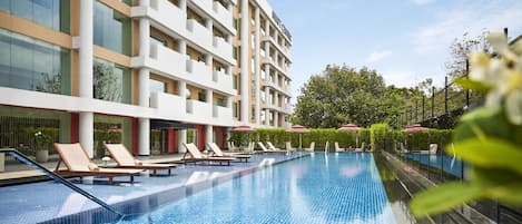 Una piscina al aire libre