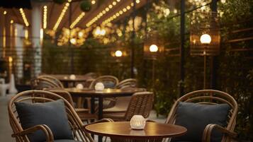 2 restaurants; breakfast, lunch, dinner and brunch served