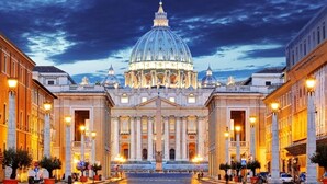 Un edificio imponente con una cúpula grande y columnas, probablemente un lugar histórico o religioso.