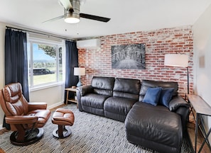 Smart TV, books, music library - Single Story Home - Great View, King Bed, Fenced Yard, AC (Spokane)