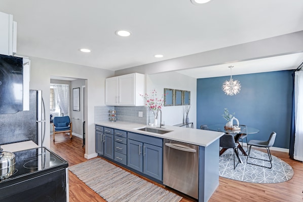 Fridge, microwave, oven, stovetop - Single Story Home - Great View, King Bed, Fenced Yard, AC (Spokane)