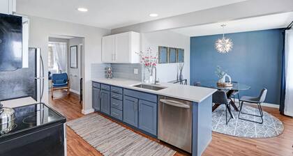 The Overlook Nook l Great View l King Bed l Fenced Yard