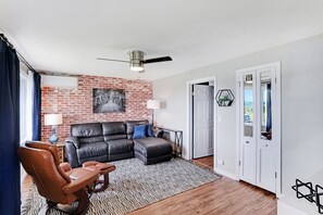 Smart TV, books, music library - The Overlook Nook l Great View l King Bed l Fenced Yard (Spokane)