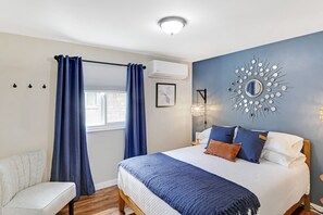 2 bedrooms, desk, iron/ironing board, travel crib - Single Story Home - Great View, King Bed, Fenced Yard, AC (Spokane)