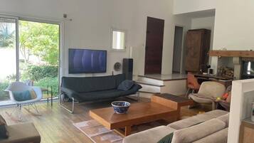 Télévision, livres, espaces bureaux