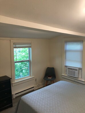 2 Schlafzimmer, Schreibtisch, Bettwäsche