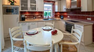 Kühlschrank, Mikrowelle, Ofen, Geschirrspüler