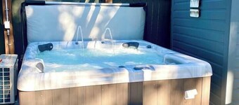 The Cambridge Cove- 7 minute Walk to Beach! HOT TUB & Outdoor Gas Fire Pit