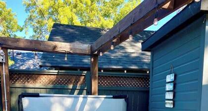 The Cambridge Cove! Hot tub & Outdoor Gas Firepit