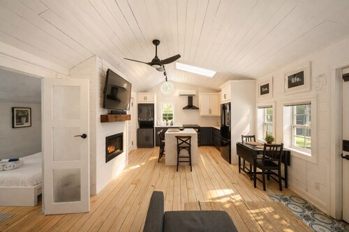 The Cambridge Cove! Hot tub & Outdoor Gas Firepit