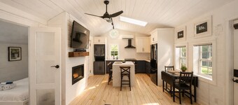 The Cambridge Cove! Hot tub & Outdoor Gas Firepit