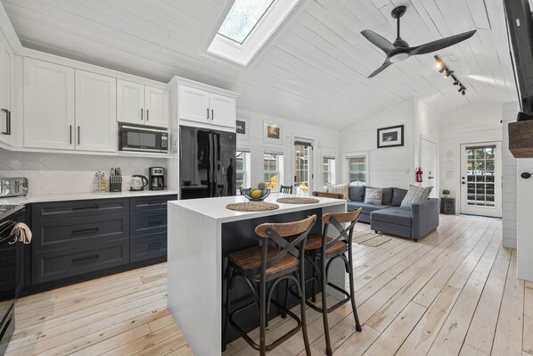 Réfrigérateur, micro-ondes, four, plaque de cuisson