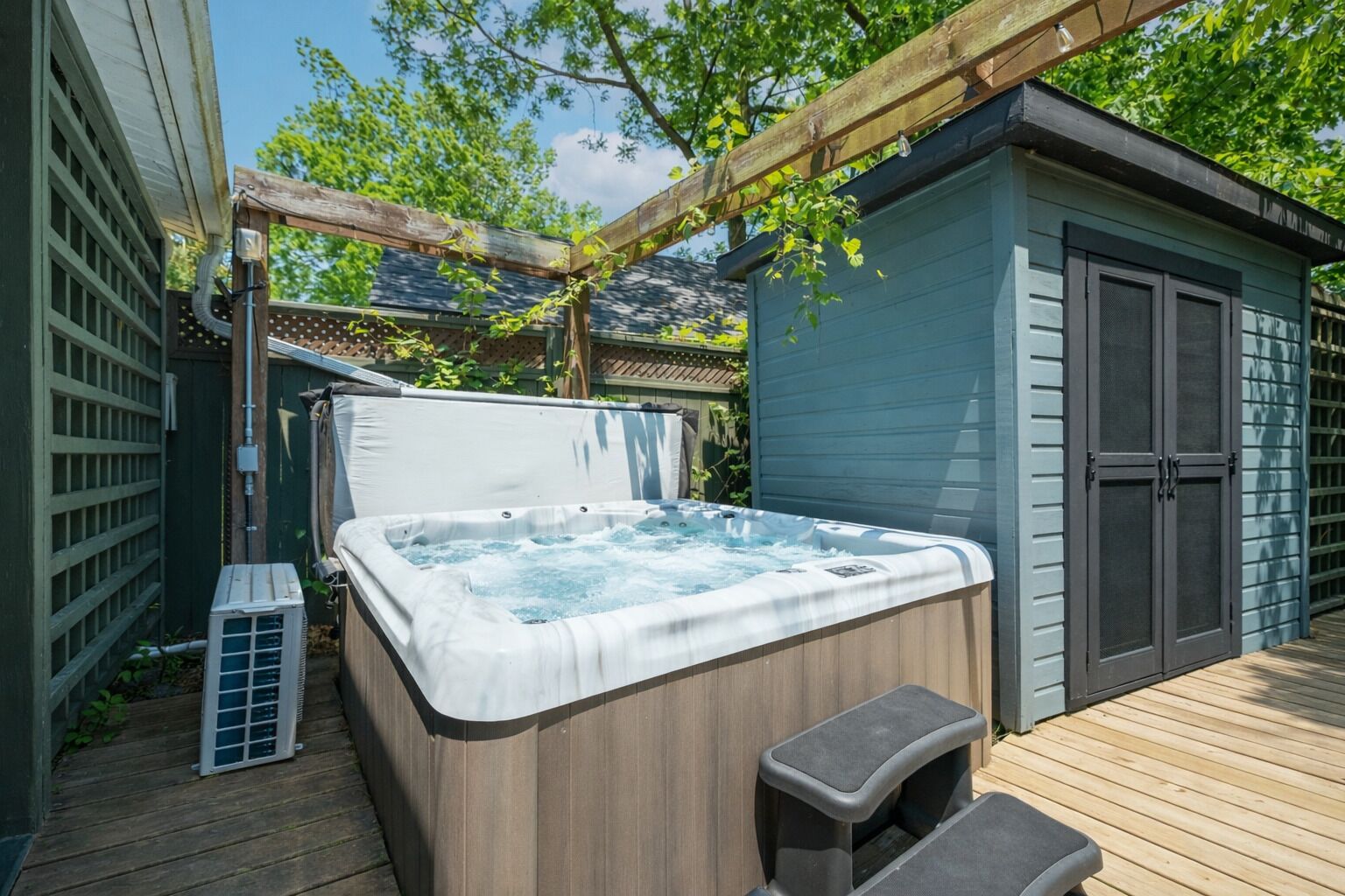 Outdoor spa tub
