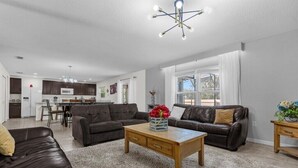 Living area - 6 Bedrooms/ 4.5 Bathrooms/ Crystal Cove (957 EG) (Kissimmee)