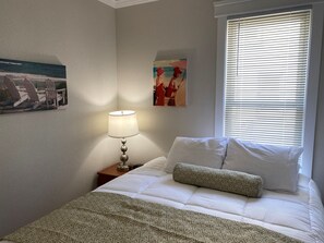 4 bedrooms, iron/ironing board, travel cot, free WiFi - New! Historic! Pro Cleaned, Self Check In Sleeps 16 (Racine)