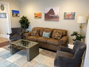 Smart TV - New! Historic! Pro Cleaned, Self Check In Sleeps 16 (Racine)