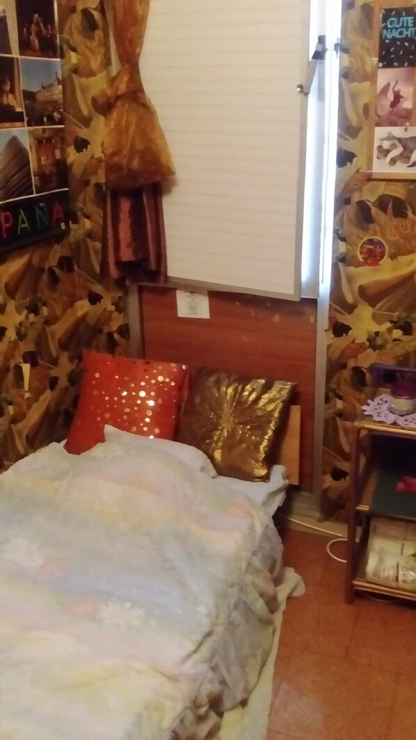 A bedroom with a bed, a nightstand, and a wall with patterned wallpaper. - Sportive Life - Setubal (Casal das Figeiras)