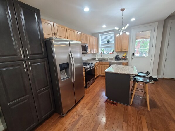 Fridge, microwave, oven, stovetop - Tower Grove South hidden gem (St. Louis)