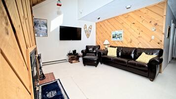 Condo (Mountain Brook 4, Waterville Valley) | Ruang tamu | TV, pendiangan