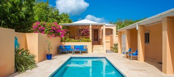 Coral Reef, Shoys Home! - 2 minute walk to the beach!