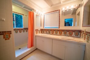 Suihkun ja ammeen yhdistelmä, hiustenkuivaaja, pyyhkeet