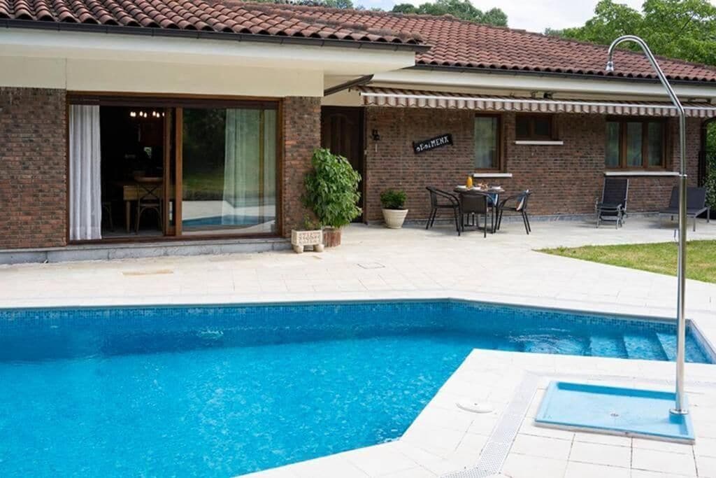 Una piscina al aire libre