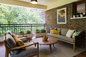 Una Smart TV, una chimenea, videojuegos, una mesa de tenis de mesa