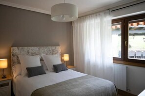 6 dormitorios, tabla de planchar con plancha, cuna de viaje