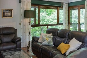 Una Smart TV, una chimenea, videojuegos, una mesa de tenis de mesa