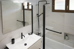 Badkar, hårtork, handdukar och tvål