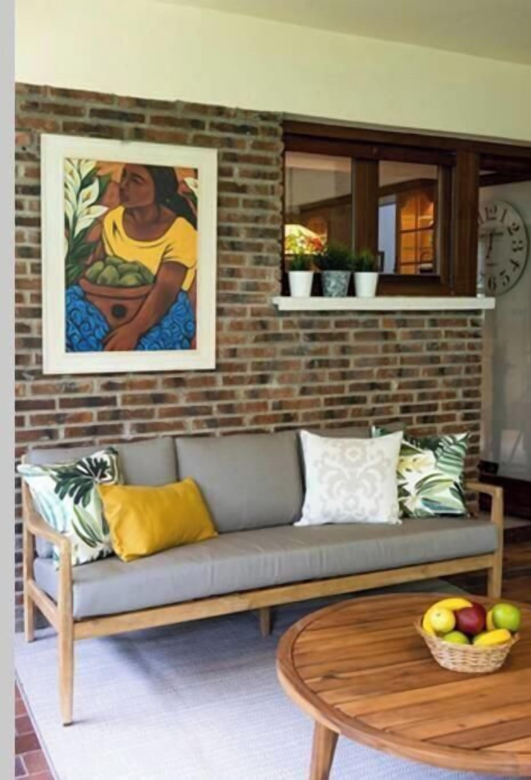 Una Smart TV, una chimenea, videojuegos, una mesa de tenis de mesa