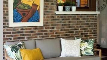 Smart-tv, een open haard, videospelletjes en een tafeltennistafel