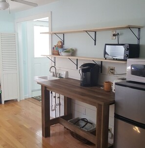 Réfrigérateur, four à micro-ondes, cafetière-théière